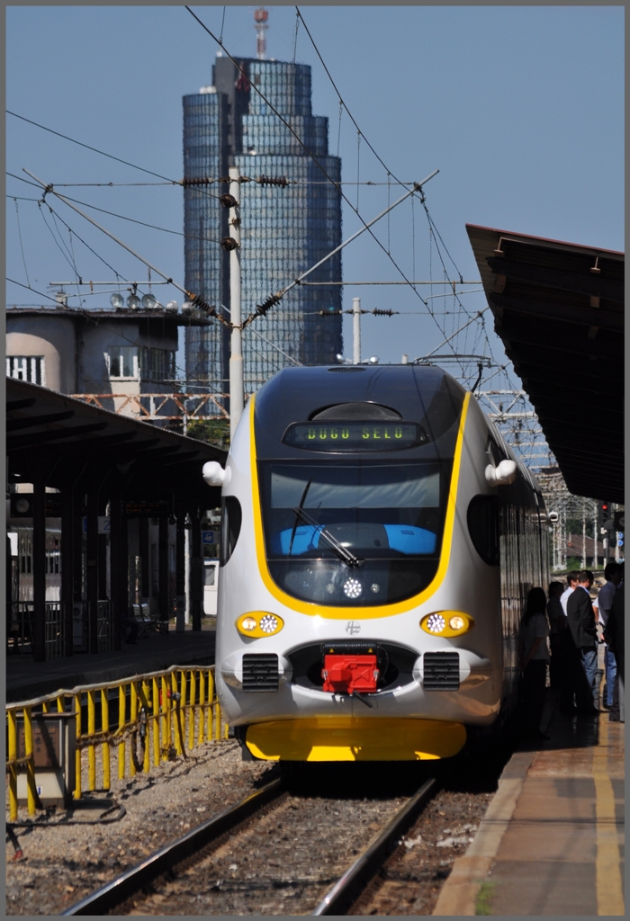 Modernes Design in Zagreb, 6112 001-0 vor Glaspalast. (03.07.2011)