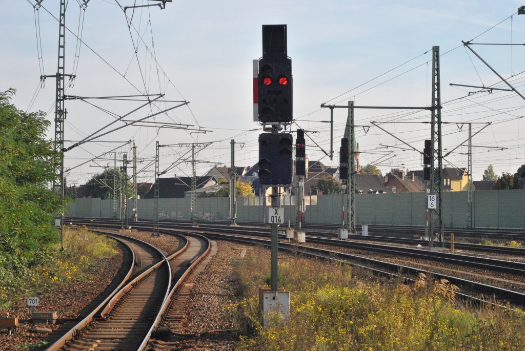 Modernes Zwerg Haupt- und Vorsignal in Lehrte auf Gleis 14. (zweigt Rot). Foto vom 08.09.10.