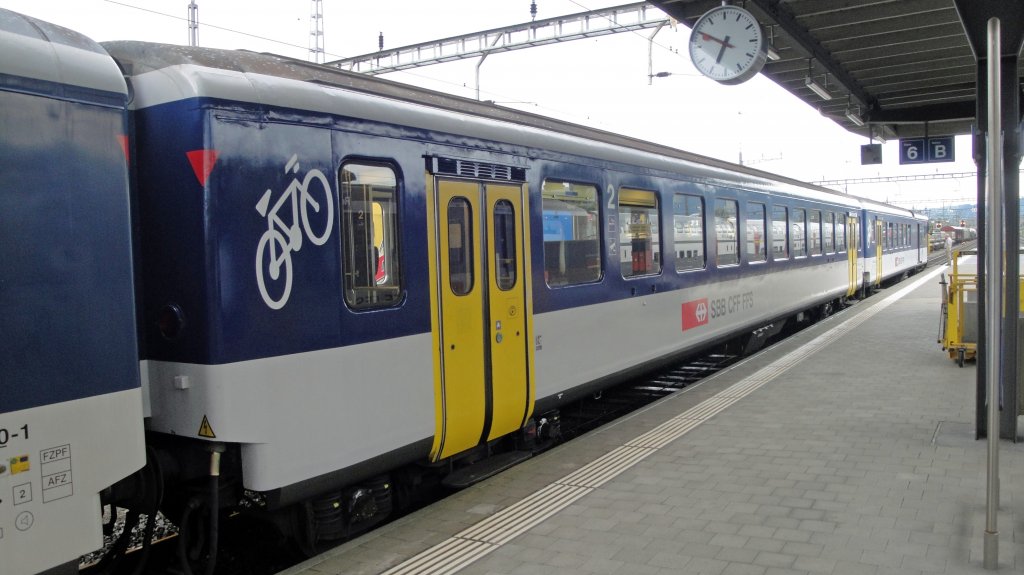  Modernisierter  EW I: Der B 50 002-8 bekam vor eineinhalb Jahren eine Revision. Bei dieser Rev. wurden u. A. berwachungskameras, geschlossene Fenster beim Einstiegsbereich und SOS-Bedienflchen eingebaut. Von der Sauberkeit her wrde ein ICN neben diesem Altbaufahrzeug uralt aussehen.