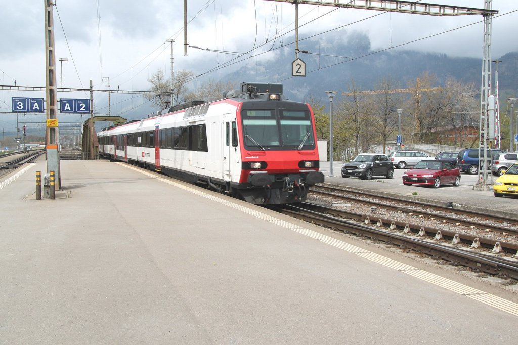 Modernisierter Regio RBDe 560DO(Domino)nach Chur bei der Einfahrt in Landquart.Sie ersetzen ab sofort die lteren Triebzge RBe 540 und 
RBDe 560.16.04.12