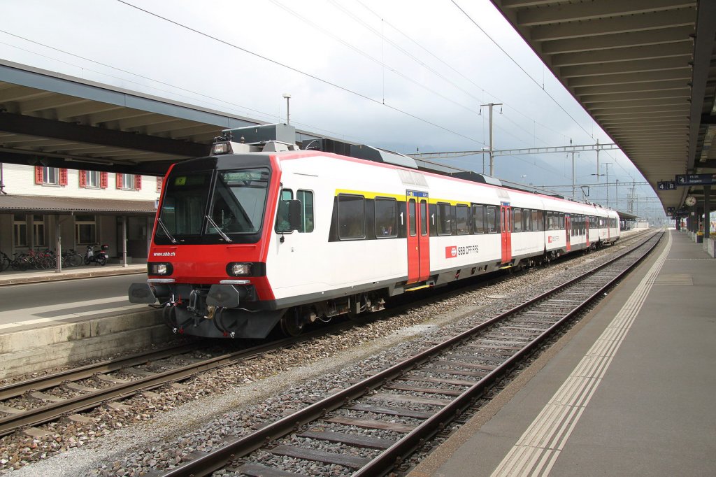 Modernisierter Regio RBDe 560DO(Domino)nach Ziegelbrcke im Bhf.Landquart.Der Niederflur Mittelwagen ist von Bombadier neu gebaut worden.16.04.12