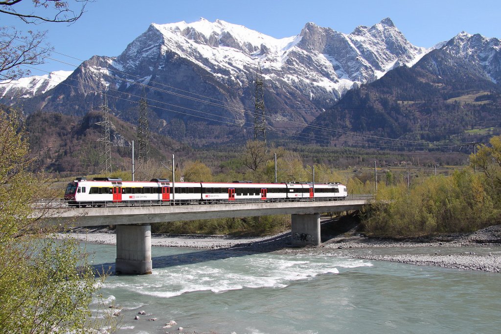 Modernisierter Regio RBDe 560DO(Domino)nach Ziegelbrcke auf der Rheinbrcke bei Bad Ragaz.21.04.12