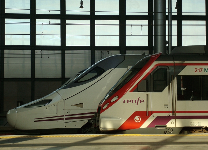 Modernismo en Andalucia! Hinten ein Talgo-Hochgeschwindigkeitszug vom Typ AVE S 130, davor ein  Civia  der Baureihe 462 - 465. Eine Art S-Bahn, hier  Cercanias  genannt. Beide in Cadiz-Hauptbahnhof, der eher wie eine Abflughalle wirkt. 20.9.2010 
