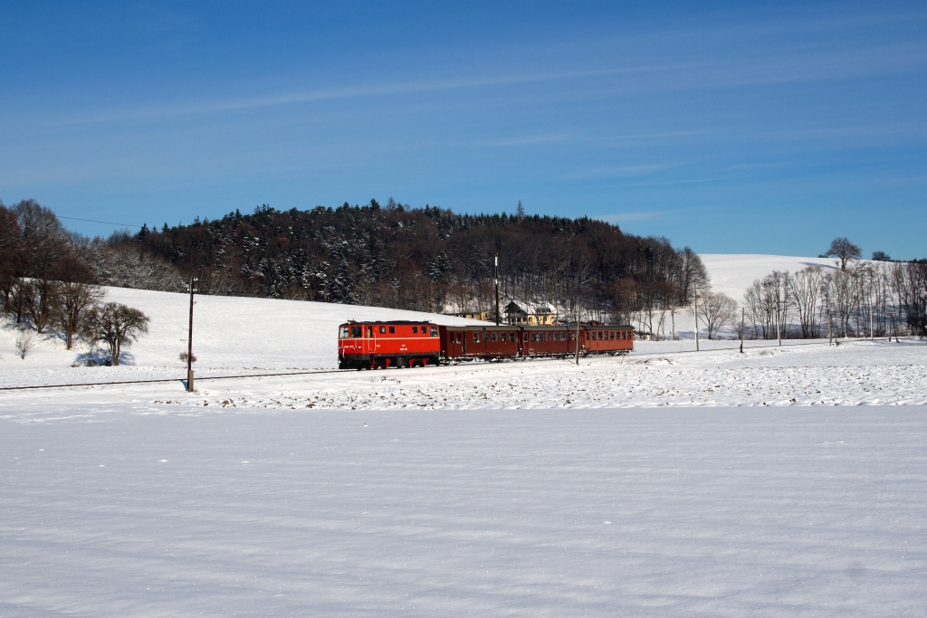 Mglicherweise schon historisch: 2095.013 vor P 6809 bei Hofstetten-Grnau am 13.12.2012. Nur wenige Wochen danach sollte die Maschine einen Getriebeschaden erleiden und ist seitdem abgestellt.