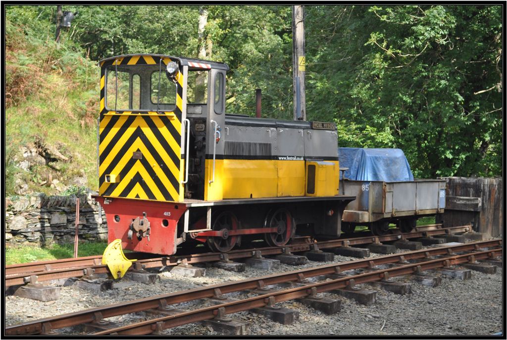 Moel Hebog, eine kleine Diesellok des Bahndienstes steht in Tan-Y-Bwlch. (07.09.2012)
