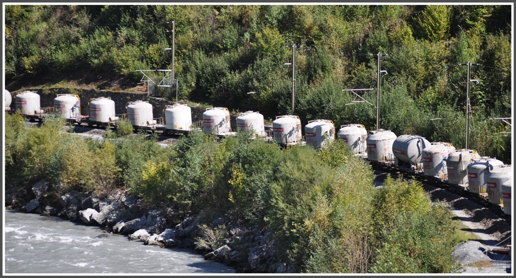 Mohrenkpfe werden diese Zementsilowagen auch genannt. Sie befinden sich auf dem Weg nach Sedrun zur Baustelle des Gotthard Basistunnel. (13.09.2011)