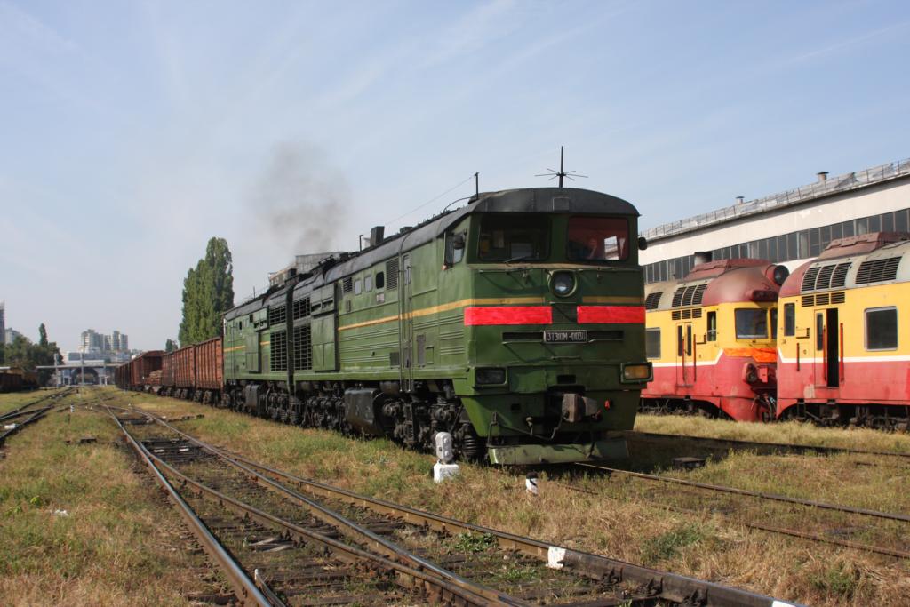 Moldawien - Hauptstadt Chisinau - Hauptbahnhof: Eine Doppeldiesellok aus sowjetischer Zeit 2TE10M fhrt mit einem Gterzug Rtg. Gterbahnhof / Bender 4.9.2009