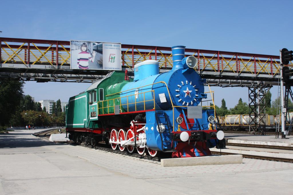 Moldawien - Hauptstadt Chisinau - Gare / Hauptbahnhof
Denkmallok ehem. russischer Fnfkuppler; aufgestellt 
am Beginn des Hausbahnsteigs