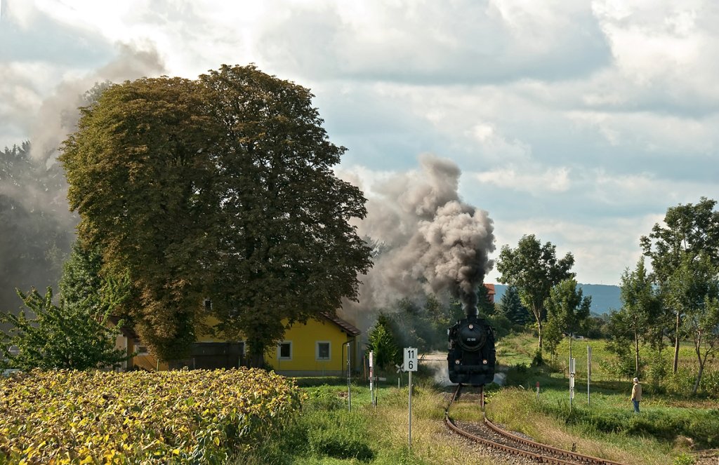 Mollmannsdorf, am Morgen des 29.08.2010. 52 100 verl��t mit dem NostalgieExpress  Leiser Berge  die Haltestelle.