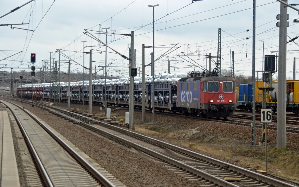Momentan setzt die MTEG fr ihren Skoda-Zug die 421 372 der SBB Cargo ein. Hier zieht sie ihren Skodazug am 22.01.12 durch Bitterfeld Richtung Dessau.