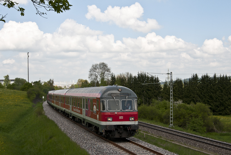 Momentan werden wieder einige Zge auf der Strecke Rottweil <-> Neustadt mit 218 und n-Wagen bespannt. Am 22. Mai 2010 konnte ich eine eben solche Kombination bei Rottweil-Neufra als RE 22311 fotografieren.