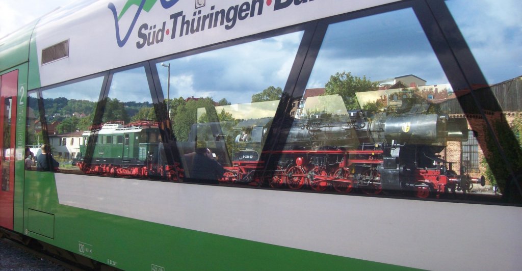 Momentaufnahme 244 044-4 & 52 8154-8 Spiegeln sich in Meiningen in einem Triebwagen 04.09.2010