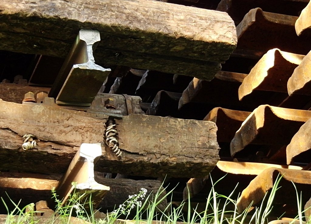 Momentaufnahme - Alte, ausgebaute Bahnschwellen aus Stahl und Holz mit Sicht auf Gewindeeinstze in einer Holzschwelle (Oberstaufen, August 2012).