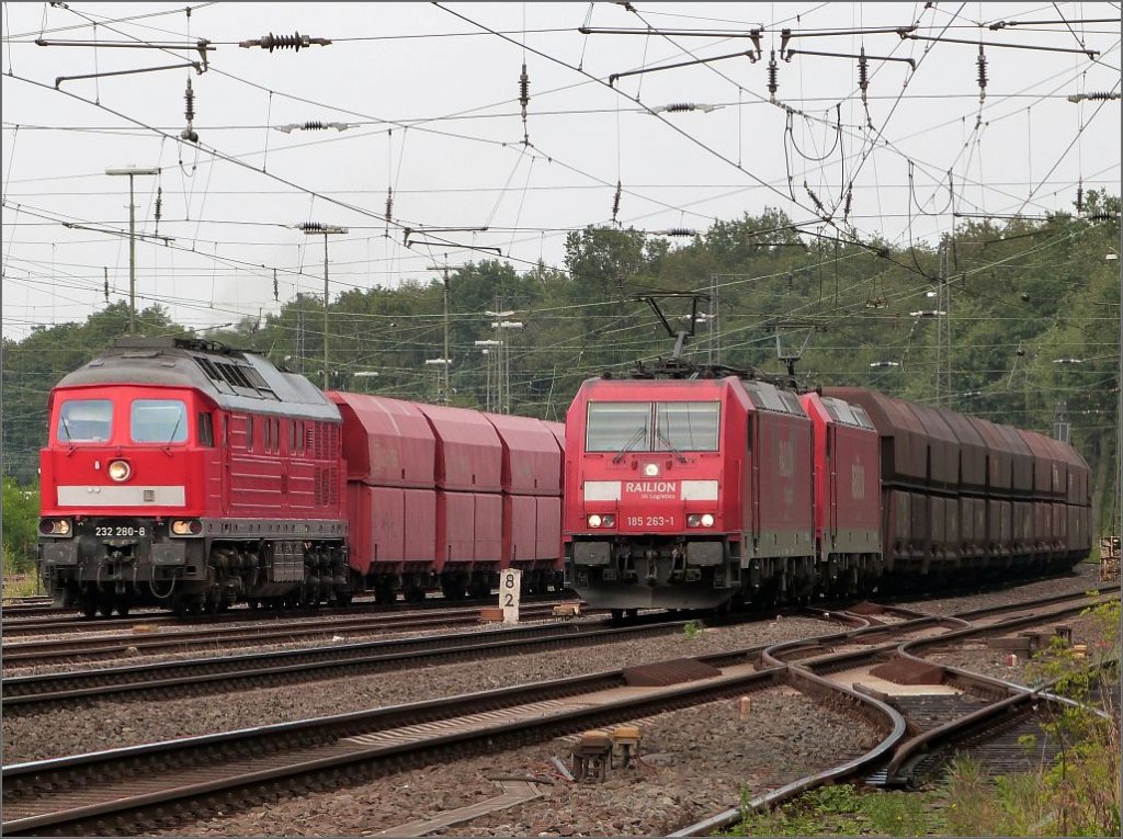 Momentaufnahme aus Duisburg Wedau,bildlich festgehalten im September 2012. Einfach 
ins Foto eintauchen und den Augenblick geniessen,so das Motto. 
W�hrend die  Ludmilla  auf ihr Ausfahrtssignal wartet,n�hert sich das Doppelgespann
mit 2x 185 ´ern in z�giger Fahrt auf das Objektiv zu. 