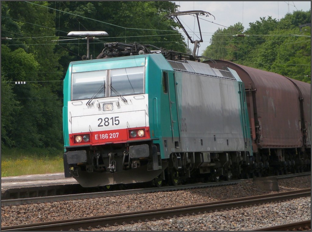 Momentaufnahme der belgischen 2815 bei der Duchfahrt am Eschweiler Bahnhof im
Juni 2012.