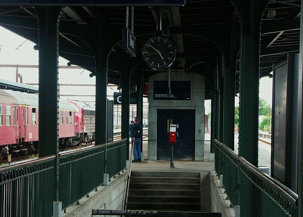 Momentaufnahme im Bf Odense whrend des Eisenbahnjubilums im August 2010: Eine My steht wie alltglich mit BN-Wagen am nebenliegenden Bahnsteig. Vorne der schne Treppenaufgang.