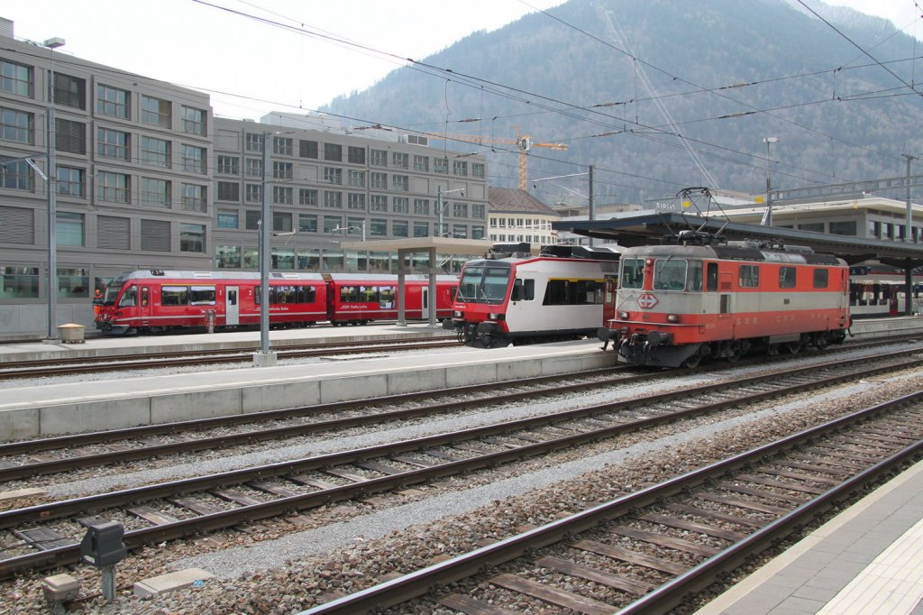 Momentaufnahme im Bhf.Chur,von links RhB Triebzug ABe 8/12,SBB Triebzug RBDe 560DO
und SBB E-Lok Re4/4 II 11108.17.04.12
