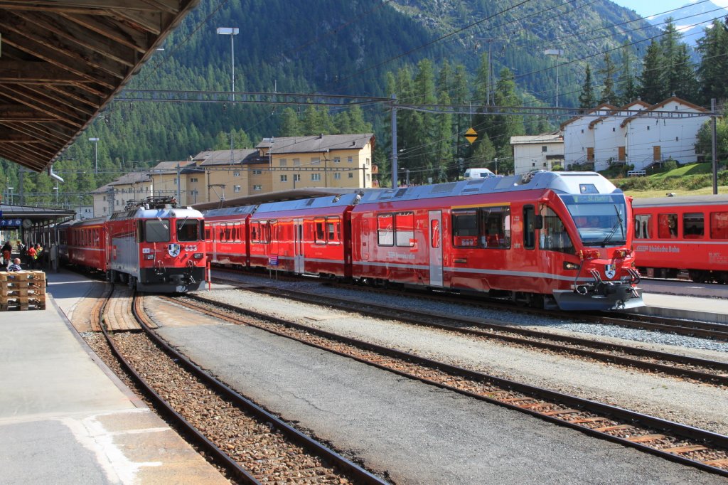 Momentaufnahme im Bhf.Pontresina am 17.08.11.Links der Regio nach Scuol-Tarasp,rechts der Bernina Express.