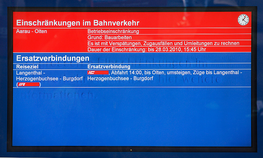 Monitor mit Kundeninformation, die sich (gottlob) als Fata-Morgana entpuppt: es muss nicht auf die sogar im Radio angekndigten Ersatzbusse umgestiegen werden.
Interessant: Standardtext  Keine grsseren Einschrnkungen im Bahnverkehr (...) hier weitere Informationen.  sichtbar eingebrannt. Zrich HB, 27. Mrz 2010, 13:22