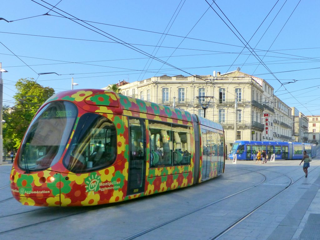 Montpellier, am SNCF Hauptbahnhof St Roch, Citadis 302 Linie 2 (Jacou - St Jean-de-Védas) et rechts Citadis 401 der Linie 1 (Odysseum-Mosson)