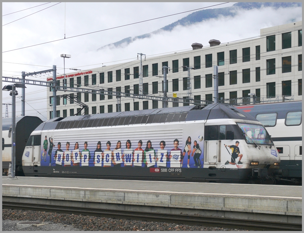 Morgen spielt die Schweizer Nati wieder an der WM in Sdafrika gegen Chile. Da kann man nur sagen  Hopp Schwiiz!! 
Re 460 101-9 Magic Ticket in Chur. (18.06.2010)