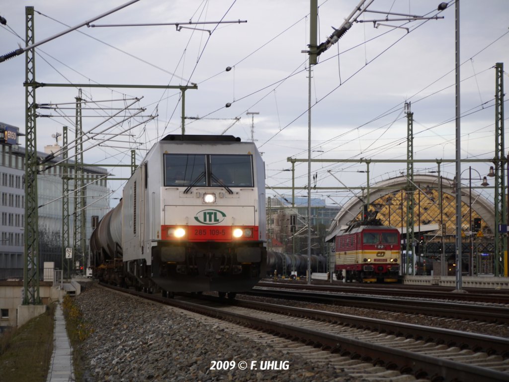 Morgendliche Alternativ-Begegnung - ITL BR285 passiert mit einem �lzug nach Tschechien in DD-Hauptbahnhof eine f�r den n�chsten EC in gleicher Richtung bereitstehende CD BR371 (27.11.2009). 