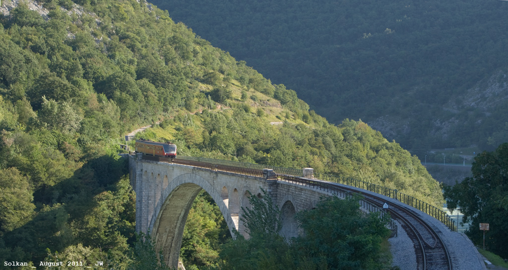 Morgendlicher Zug nach Nova Gorica auf der Brcke von Solkan. August 2011 kHds