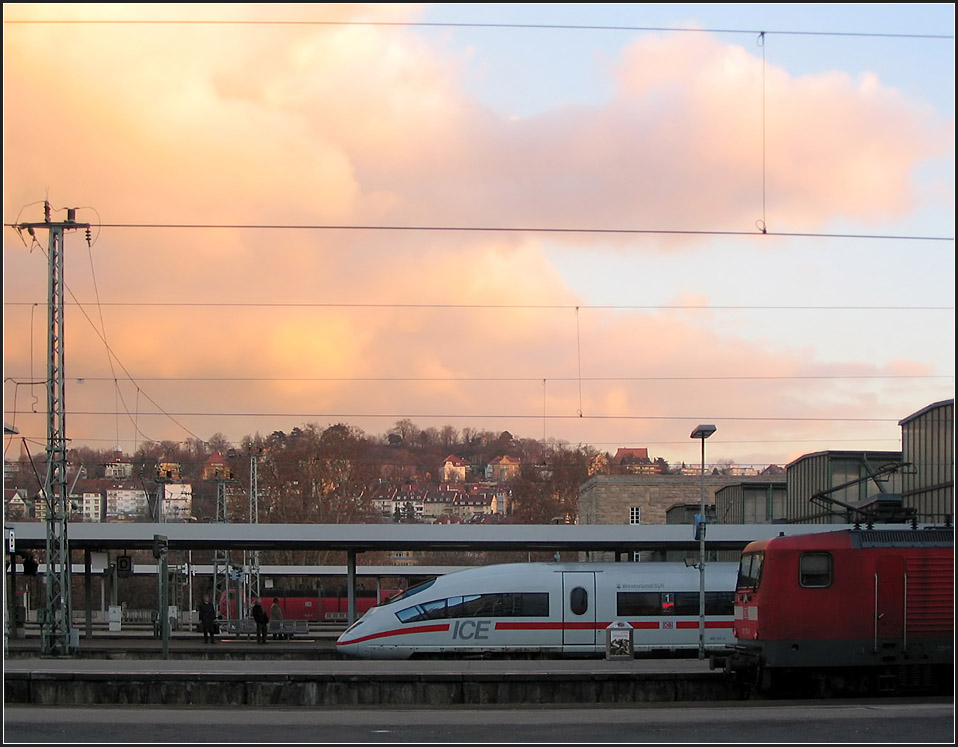 Morgenhimmel -

Zurzeit durchsuche ich meine früheren Digitalaufnahmen und habe dabei zwei Winterbilder vom Stuttgarter Hauptbahnhof gefunden, die mir eigentlich recht gut gefallen, vor allem aufgrund des Wolkenhimmels. Über die Bahnsteige hinweg geht hier der Blick auf die Stuttgarter Uhlandshöhe. 

14.01.2005 (M)