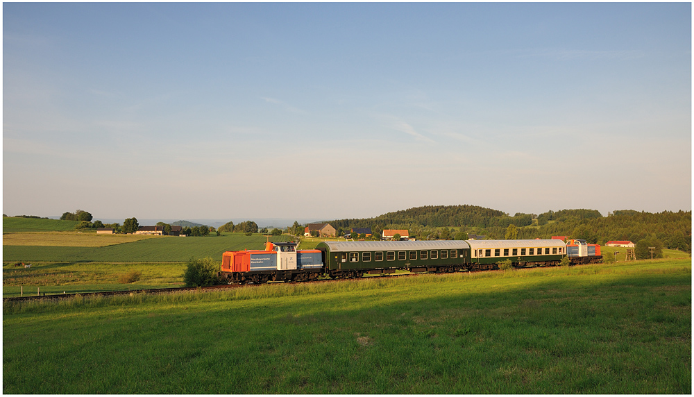 Morgens 06:00 Uhr in Krumhermsdorf:
Halb fnf klingelt der Wecker, aufstehen um auch den ersten Zug nach Bad Schandau in der aufgehenden Sonne zu erwischen. Ich habe so meine Bedenken, das es die Sonne rechtzeitig ber den Ungerberg schafft. Und tatschlich sieht es sieben Minuten bevor der Zug kommt nicht nach Sonne auf dem Gleis aus. Ein zweiter Fotograf kommt mit seinem Moped herangeeilt, er ist skeptisch will schon den Standort verlegen. Ich meine   Das wird schon   - und wirklich, ca. zwei Minuten bevor die beiden 212r durchs Bild fahren gibt Klrchen alles und es passt - ein dickes Grinsen kommt ber mich, hat sich das zeitige Aufstehen doch gelohnt ;-)
04.06.2011 / 06:07 Uhr
