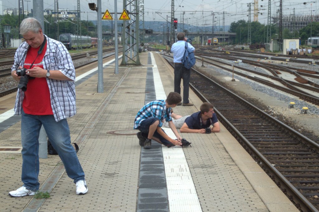 Morgens halb 12 in Regensburg. Whrend in Villa Bacho noch der Rausch der letzten Nacht ausgschlafen wird weden in Villa Riba schon die Bilder berprft.