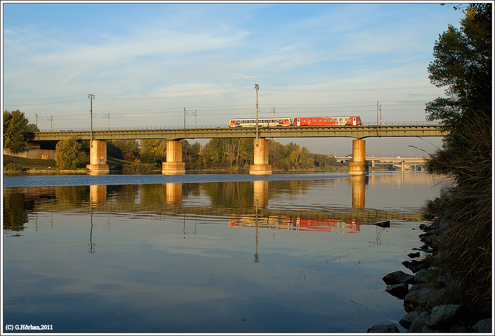 Morgens kurz nach 8 auf der Bruckn: 5047 090  Manfred  mit einem seiner Brder in Altlackierung auf der Brcke ber das Entlastungsgerinne bei Wien-Lobau, 19.10.2011