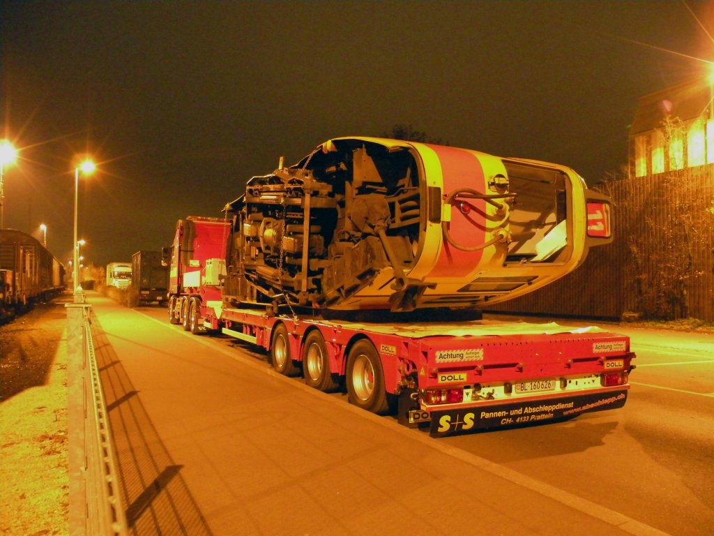 Morgens um 03.00 Uhr bei der Firma Thommen. Nach der Rettungsbung wird der Dwag 136 bei der Firma Thommen abgebrochen. Hier sehen wir den hinteren Teil des Wagens. Die Aufnahme stammt vom 11.11.2011.