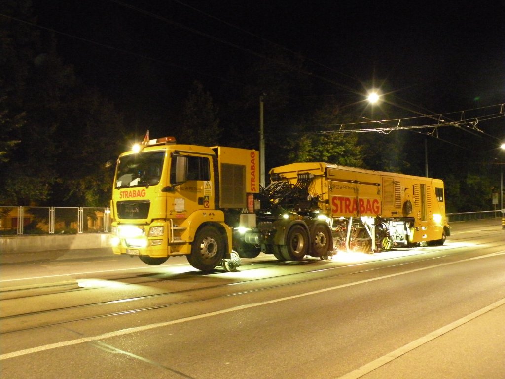 Morgens um 03.15 Uhr ist die Strabag Schienenfrse im Bereich Wettsteinplatz im Einsatz, um alle Unebenheiten am Schienenkopf abzufrsen. Die Aufnahme stammt vom 19.10.2012.