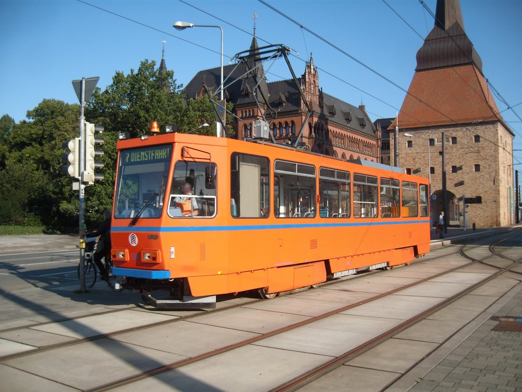Morgens um 8, nachdem der grbste Berufsverkehr vorbei ist, dreht der Arbeitstriebwagen 551 der Rostocker Straenbahn AG seine Runden durch die Stadt. Hier steht er am Steintor, dem zentralen Knotenpunkt der Stadt, auf dem Weg zum Hbf.
06.09.2011