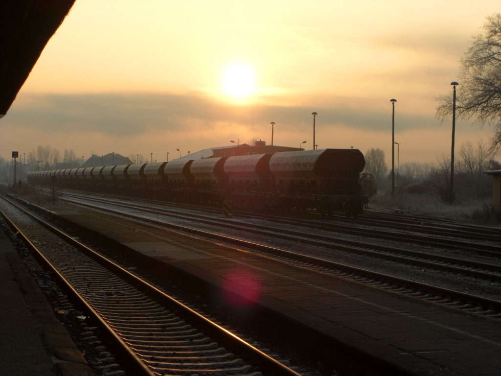 Morgens um 9 in Haldensleben. Der Bahnsteig ist leer, die Rangierlok (BR 262 004-5) macht verdienterweise Frhstckspause. 31.12.08
