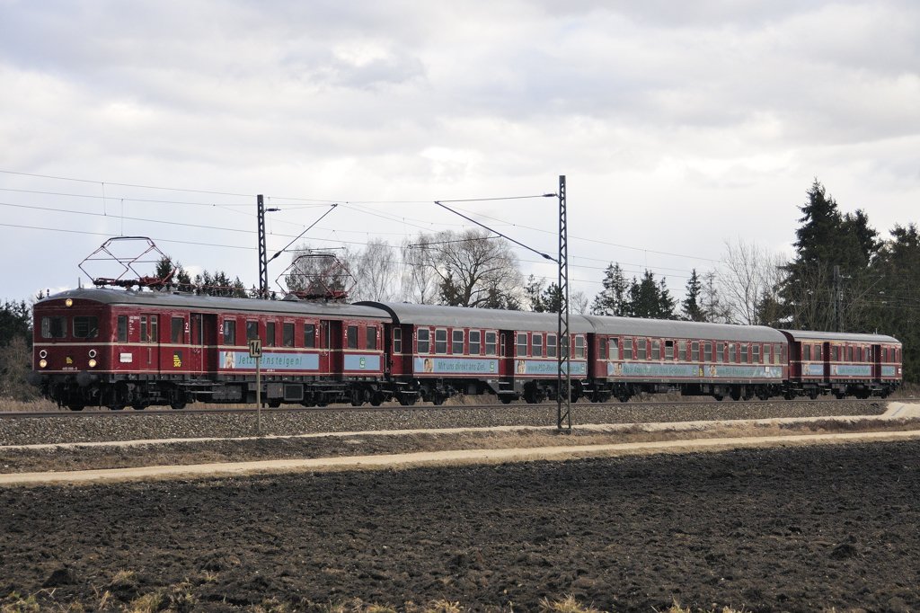Morgens um halb neun war er auch schon berraschend Lz auf der KBS 980 unterwegs, konnte aber da noch nicht auf Chip gebannt werden. Sein ursprnglicher Reiseweg wurde aufgrund eines Personenunfalls zwischen Aalen und Nrdlingen gendert. Hier befindet er sich gerade auf der Rckfahrt von Mnchen-Ost nach Bietigheim-Bissingen bei Mindelaltheim, mit den Zuschauern eines Eishockeyspiels, die diesen Zug als Sonderfahrt gechartert hatten. (26.02.2010, 14:50 Uhr).  