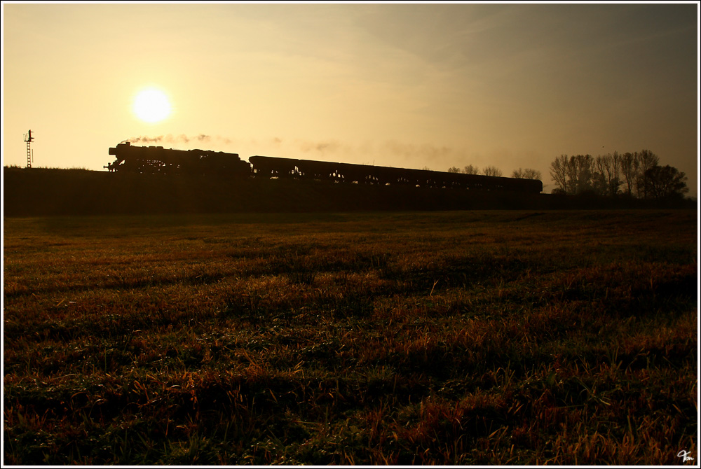Morgens um halb Zehn - 41 1144 fhrt beim Plandampf im Werratal mit dem Plangterzug DGz 203 von Bad Salzungen nach Eisenach. 
Unterrohn 28.10.2011