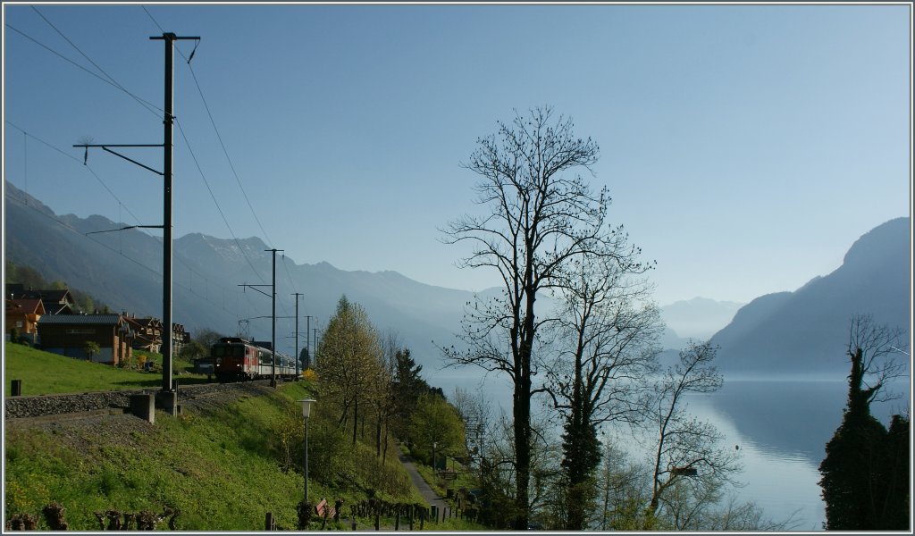 Morgenstimmung am Brienzersee:  zb  De 110 021-3 mit IR 2210 bei Niederreid am 9. April 2011