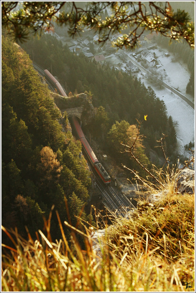 Morgenstimmung am Semmering - 1142 704 fhrt mit IC 553 von Wien Meidling nach Graz Hbf. 
Krausel Tunnel Breitenstein 19.11.2011