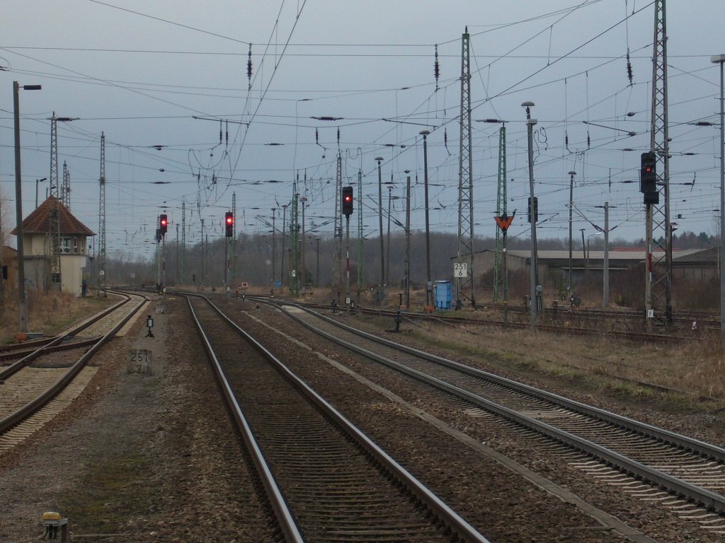 Morgenstimmung auf dem Bahnhof Bergen/Rgen.Die Nachtschicht wurde abgelst,die Ausfahrsignale zeigen noch Rot,kein Zug ist angekndigt,der morgenliche Kaffee luft durch die Kaffeemaschine und dann noch schnell ein Blick in die aktuelle Zeitung so sieht wohl der morgentliche Alltag auf dem Weichenwrterstellwerk(und auch auf vielen anderen Stellwerken)in Bergen/Rgen aus. 