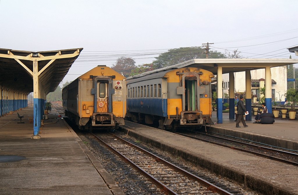 Morgenstimmung im Bf. Den Chai am 09.Jn.2010. Rechts der aus Bangkok angekommene RAP 107, links die Kurswagen fr den EXP 51.