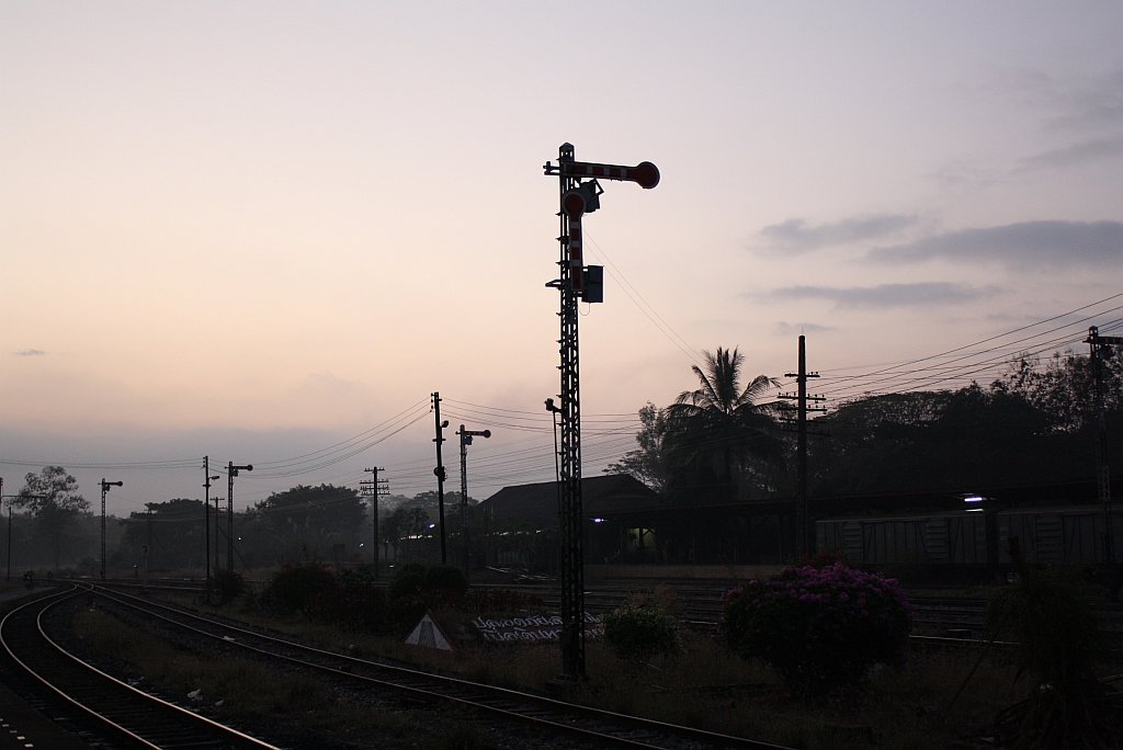 Morgenstimmung im Bf. Den Chai, Blick in Fahrtrichtung Bangkok. 09.Jn.2010.