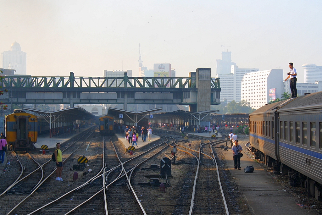 Morgenstimmung im Bf. Hua Lamphong am 05.Dezember 2010, aufgenommen vom letzten Wagen des Dampfsonderzuges 901. Man beachte den Standort des Fotographen rechts im Bild.
