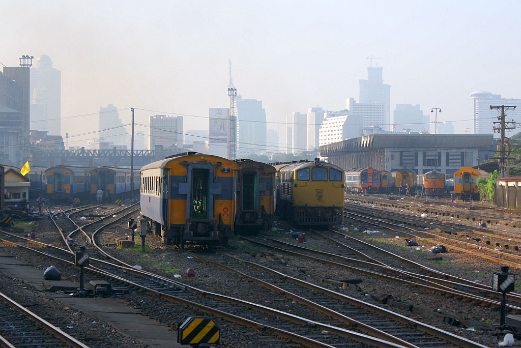 Morgenstimmung im Bf. Hua Lamphong am 05.Dezember 2010. In der Bildmitte die Wagenabstellgruuppe und ganz rechts das Depot.

