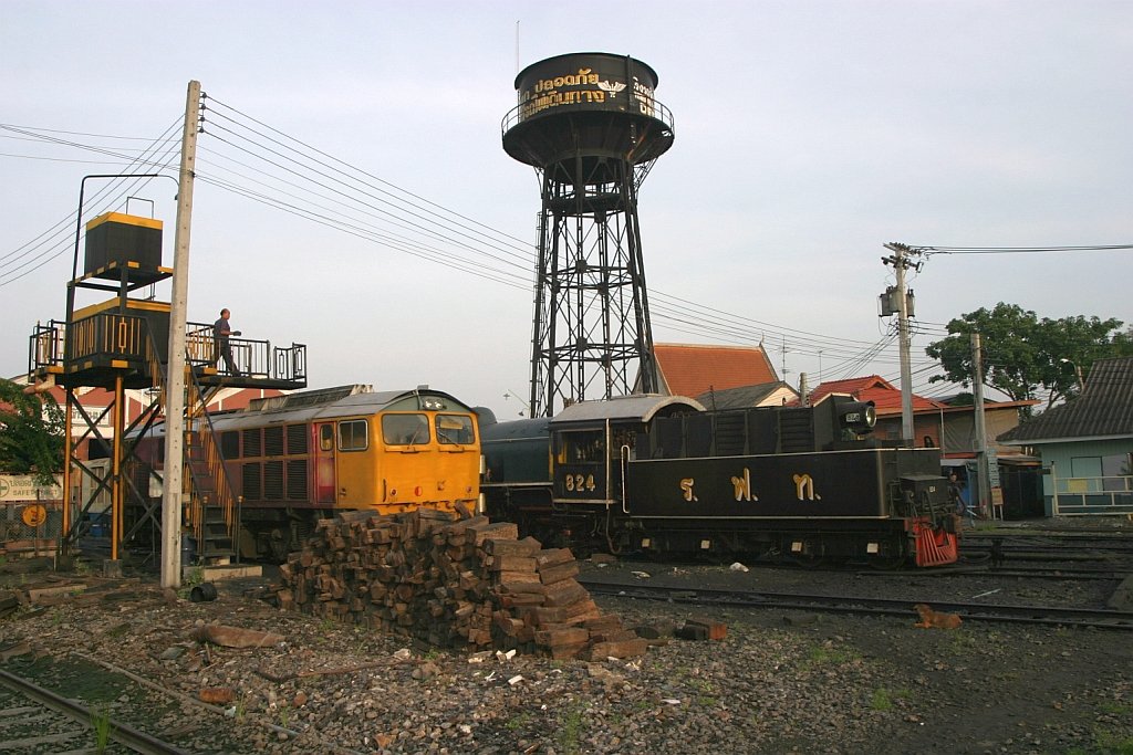 Morgenstimmung im Depot Thon Buri: 3121 wird betankt und 824 wartet betriebsbereit abgestellt auf ihren nächsten Sonderzugeinsatz. 02.Nov.2005