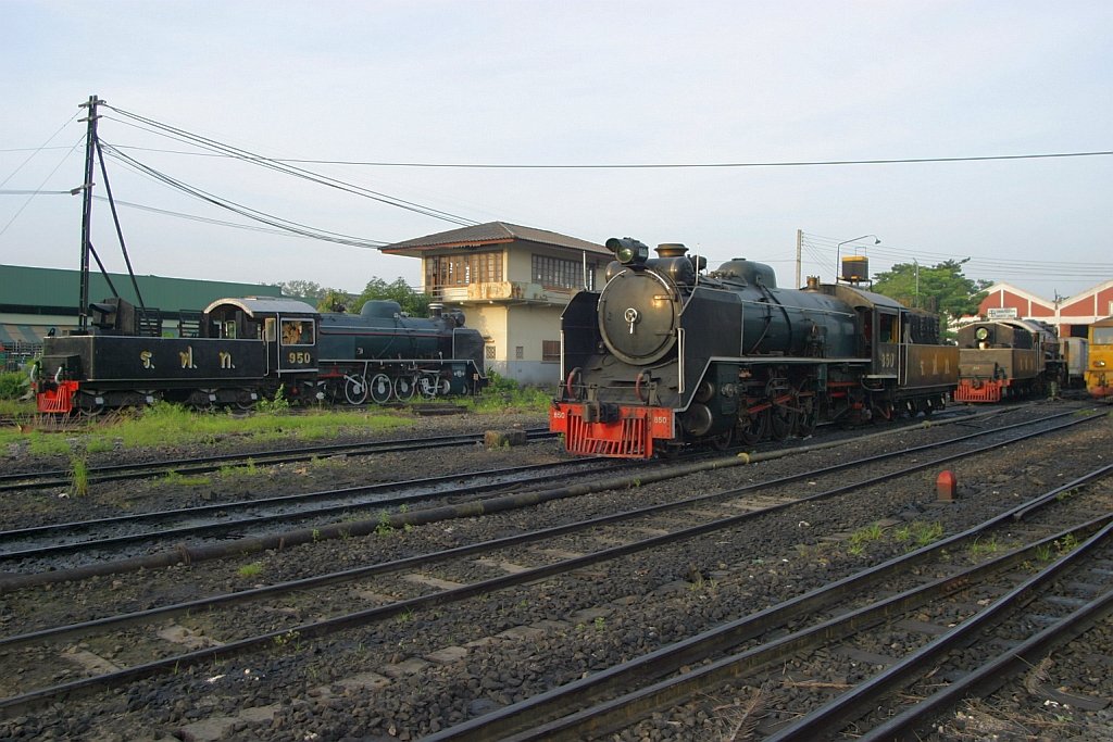 Morgenstimmung im Depot Thon Buri am 02.Nov.2005. Die Loks von links nach rechts: 950, 850 (betriebsfähig) und 824 (betriebsfähig).