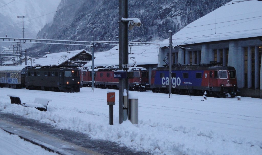 Morgenstimmung in Erstfeld mit der rangierenden Ae 6/6 11495  Blach , einer Re 10/10 und der Re 620 051-3  Dornach/Arlesheim . Dieses Bild vom 10.12.12 wurde aus dem fahrenden Zug gemacht.
