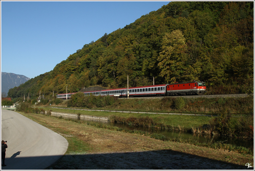Morgenstimmung in Schllmhl.1144 048 fhrt mit EC 250 von Marburg nach Wien Meidling.Gre an den Photographen im Eck ;o)
18.10.2011