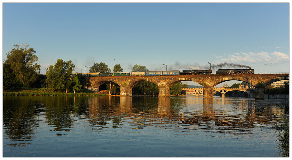 Morgenstund hat Gold im Mund: 556 036 und 555 3008 mit ihrem berstellzug 19790 von Praha-Bubny nach Hostivice, aufgenommen am 16.6.2012 kurz nach Sonnenaufgang bei der Querung der Moldau in Prag.

