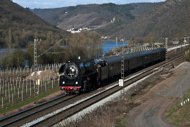 Morgenstund hat Gold im Mund!
Frh aufstehen lohnte sich am 4. April 2010, als 01 509 mit dem D 86060 (Trier Hbf - Koblenz-Ltzel Gbf) bei Pommern vorbeirauschte.

